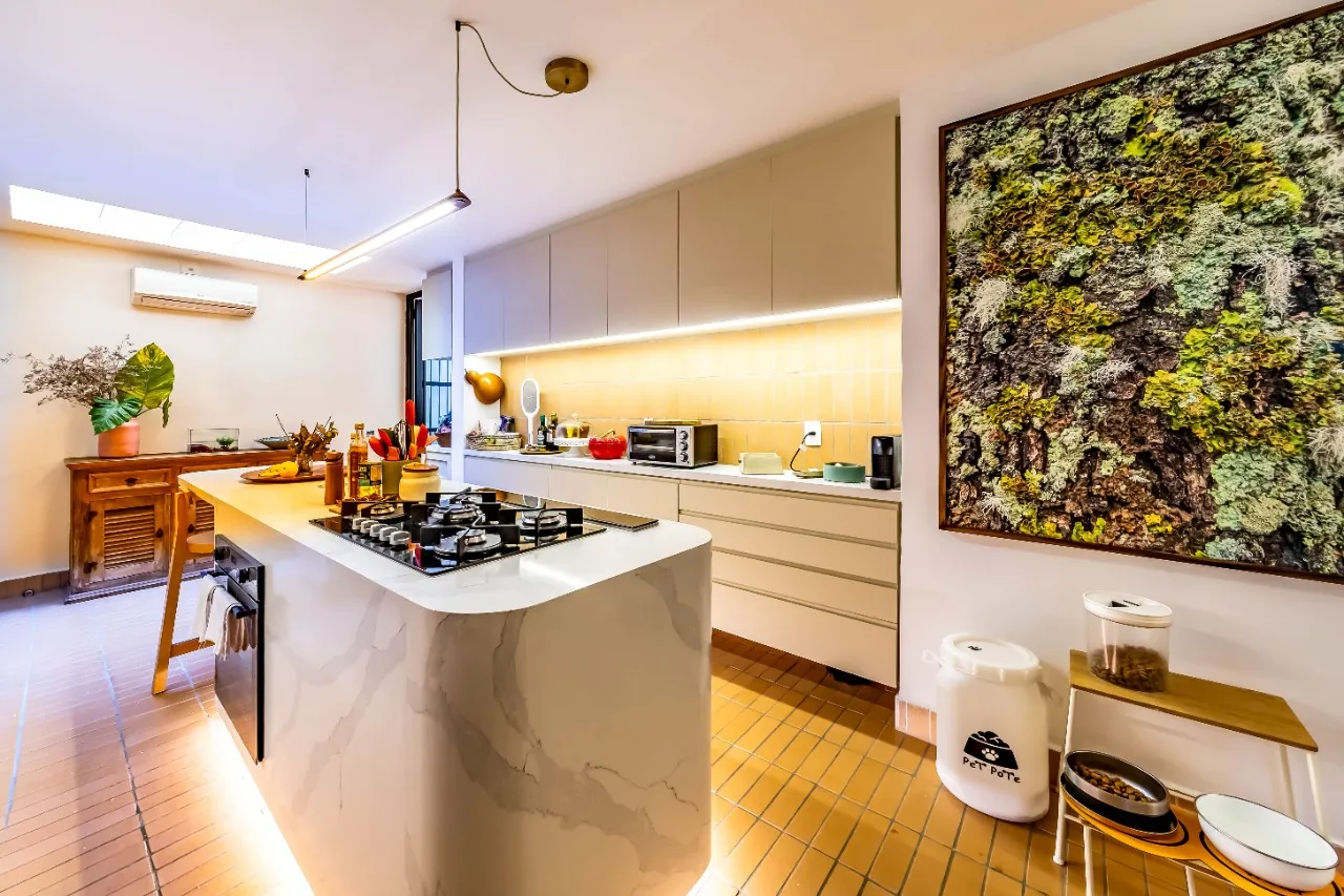 Casa em rua fechada com rooftop, jardim tropical e cozinha integrada, no Alto de Pinheiros. – 22761