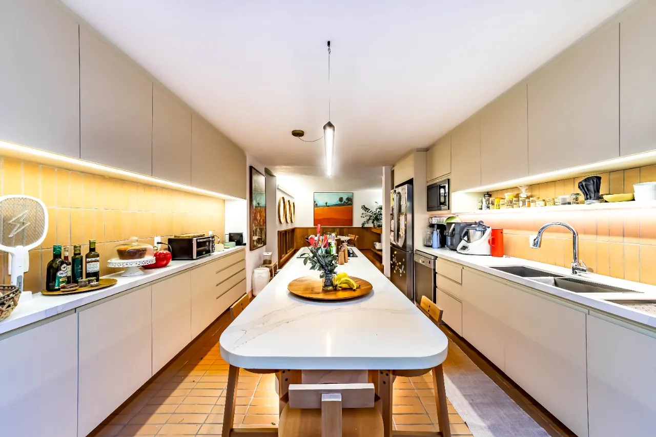 Casa em rua fechada com rooftop, jardim tropical e cozinha integrada, no Alto de Pinheiros. – 22761