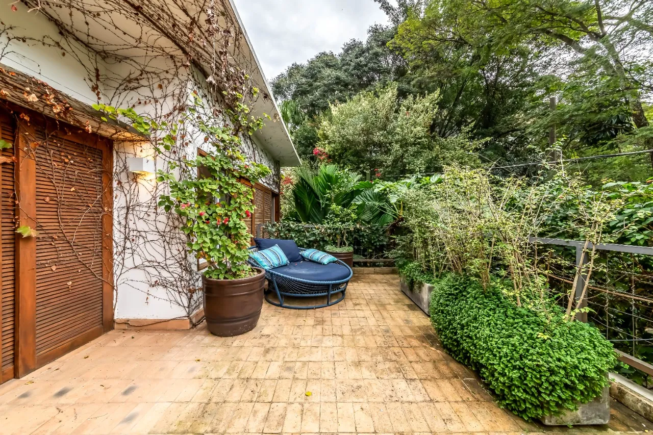 Casa em rua fechada com rooftop, jardim tropical e cozinha integrada, no Alto de Pinheiros. – 22761