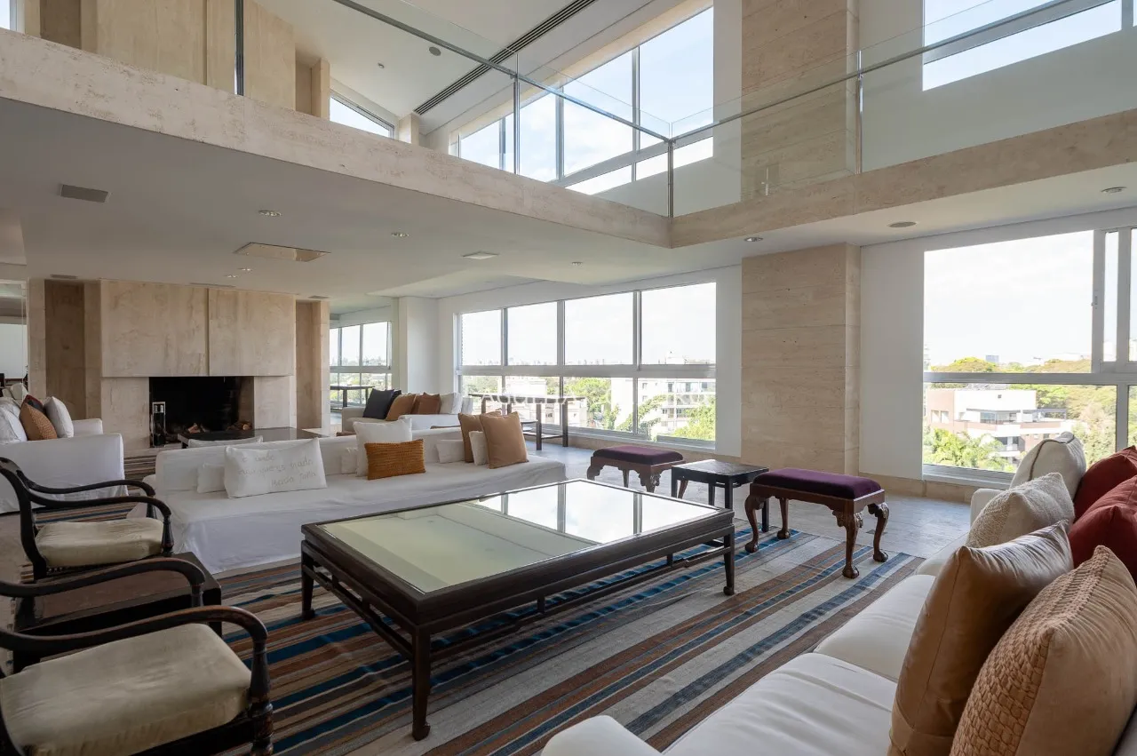 Espetacular Triplex de 900 m² com Elevador Privativo, Adega Climatizada e 4 Suítes – 22776