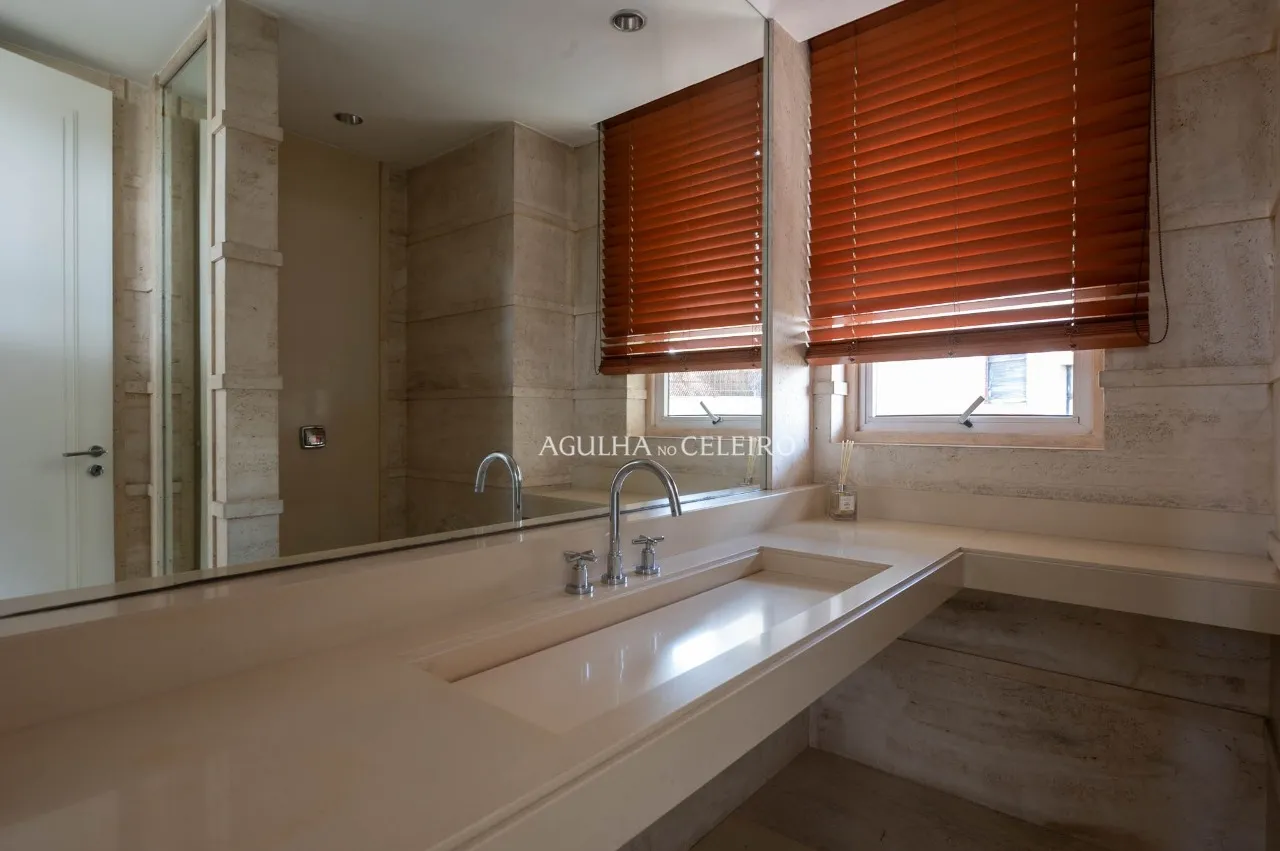 Espetacular Triplex de 900 m² com Elevador Privativo, Adega Climatizada e 4 Suítes – 22776