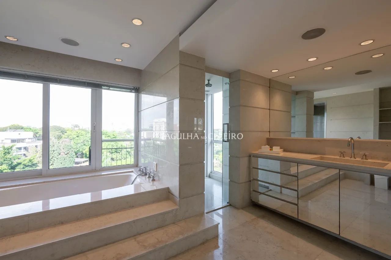 Espetacular Triplex de 900 m² com Elevador Privativo, Adega Climatizada e 4 Suítes – 22776