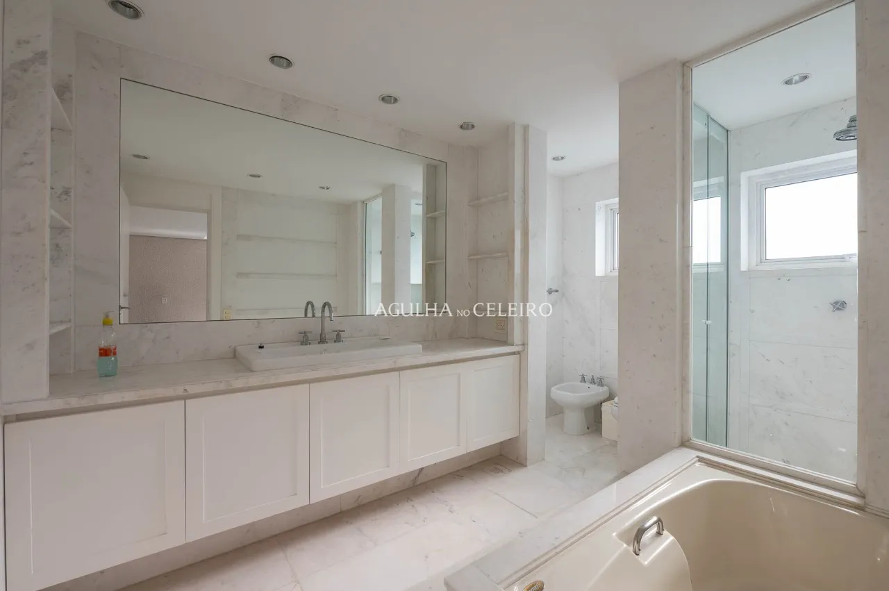 Espetacular Triplex de 900 m² com Elevador Privativo, Adega Climatizada e 4 Suítes – 22776