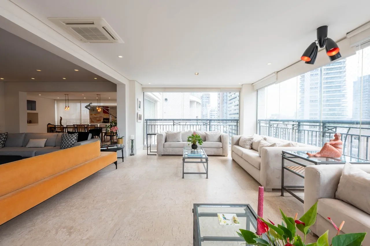 Apartamento com living amplo e muita luz natural em Moema – 22138