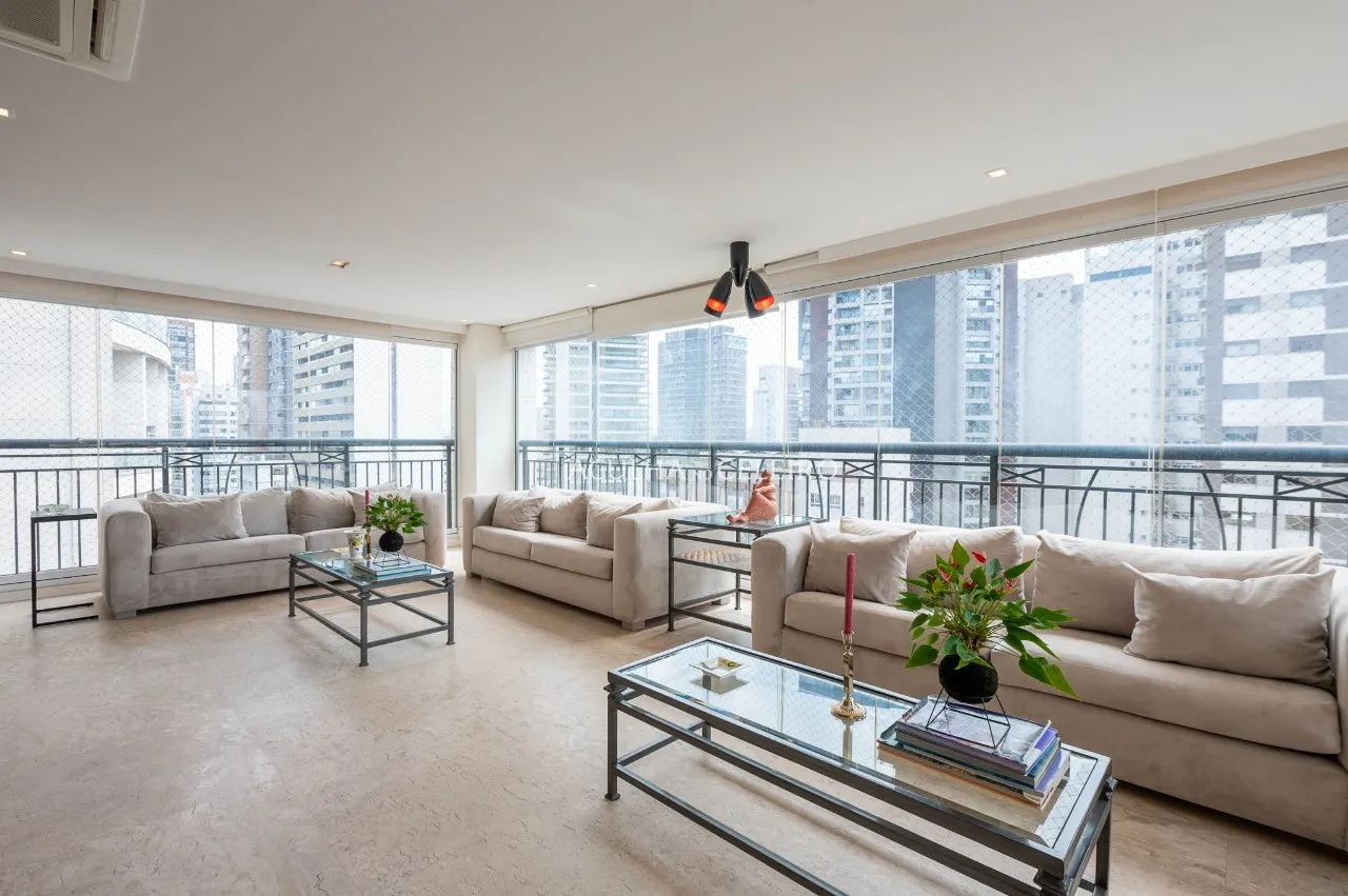 Apartamento com living amplo e muita luz natural em Moema – 22138