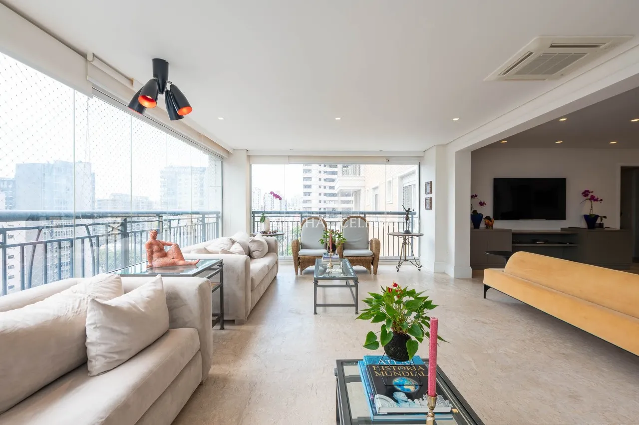 Apartamento com living amplo e muita luz natural em Moema – 22138