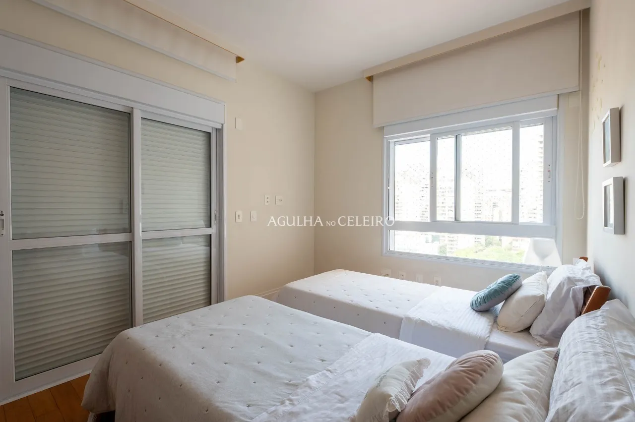 Apartamento com living amplo e muita luz natural em Moema – 22138