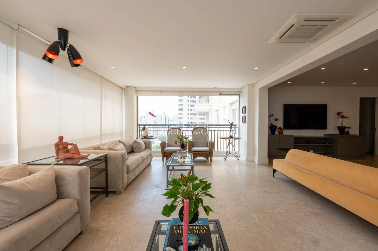 Apartamento com living amplo e muita luz natural em Moema – 22138