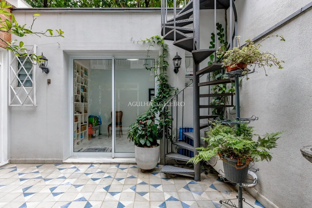 Casa charmosa no Jardim Europa, na melhor localização do bairro. – 22180