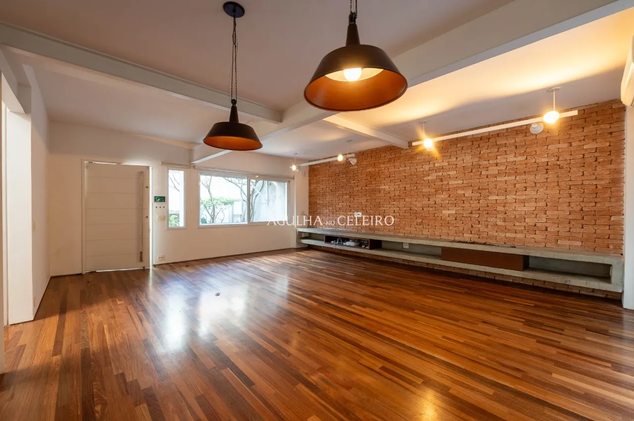 Casa Reformada no Jardim Paulistano com Churrasqueira e Ofurô – 22831