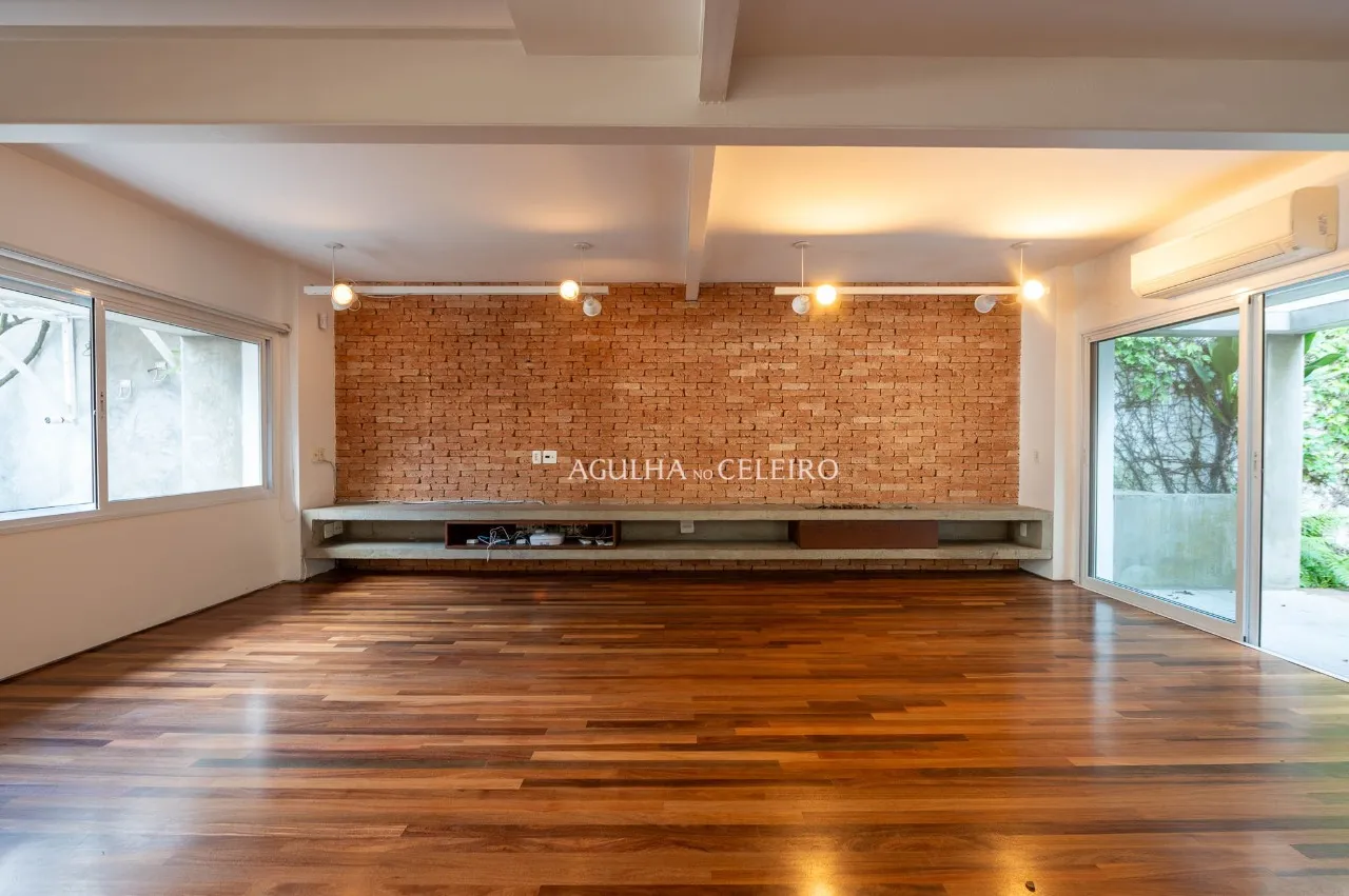 Casa Reformada no Jardim Paulistano com Churrasqueira e Ofurô – 22831