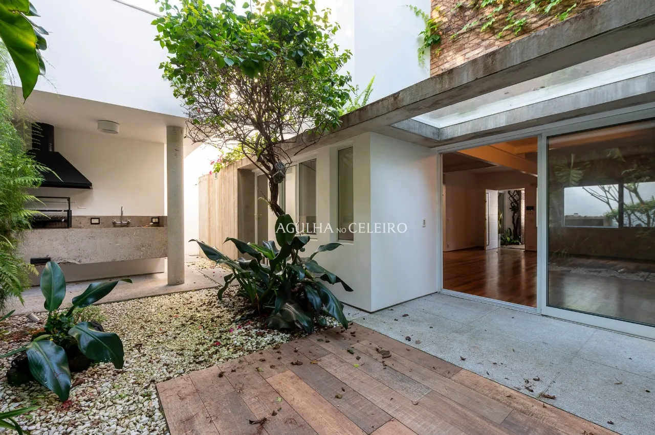 Casa Reformada no Jardim Paulistano com Churrasqueira e Ofurô – 22831