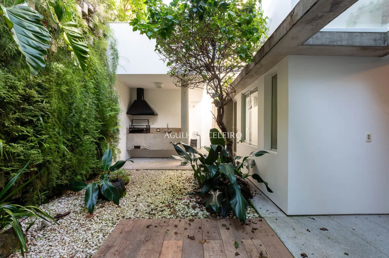 Casa Reformada no Jardim Paulistano com Churrasqueira e Ofurô – 22831