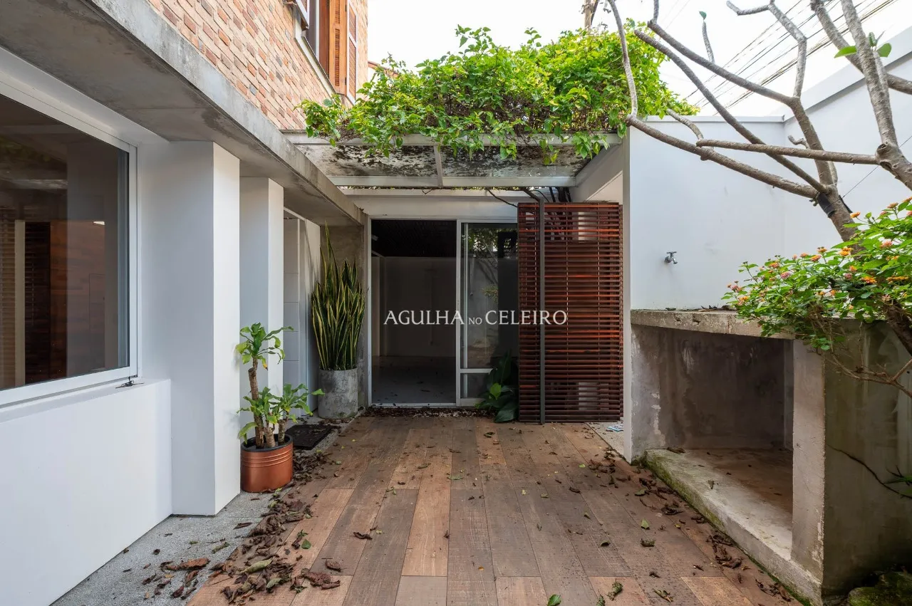 Casa Reformada no Jardim Paulistano com Churrasqueira e Ofurô – 22831