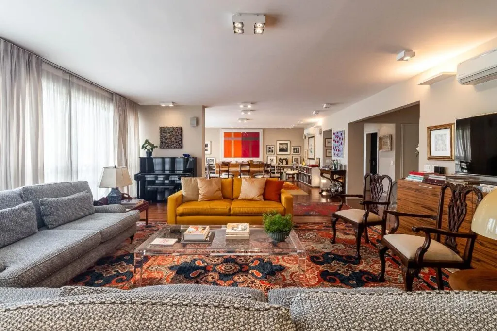 Apartamento modernista, com janelões, pé-direito alto e reforma recente, na parte baixa dos Jardins. – 22884