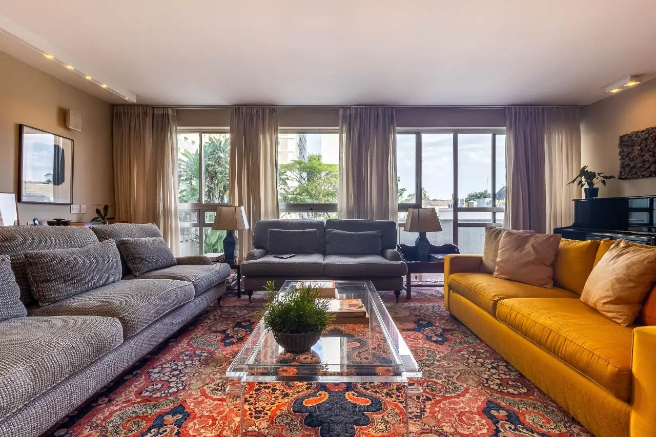 Apartamento modernista, com janelões, pé-direito alto e reforma recente, na parte baixa dos Jardins. – 22884