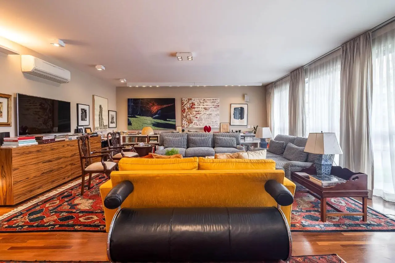 Apartamento modernista, com janelões, pé-direito alto e reforma recente, na parte baixa dos Jardins. – 22884
