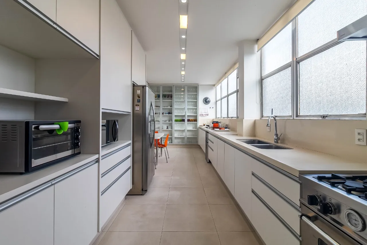 Apartamento modernista, com janelões, pé-direito alto e reforma recente, na parte baixa dos Jardins. – 22884