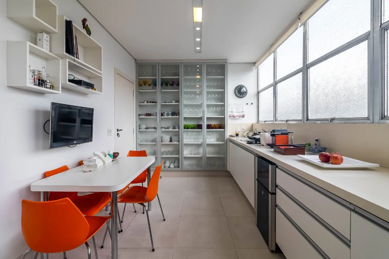 Apartamento modernista, com janelões, pé-direito alto e reforma recente, na parte baixa dos Jardins. – 22884