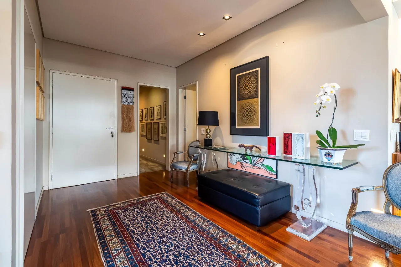 Apartamento modernista, com janelões, pé-direito alto e reforma recente, na parte baixa dos Jardins. – 22884