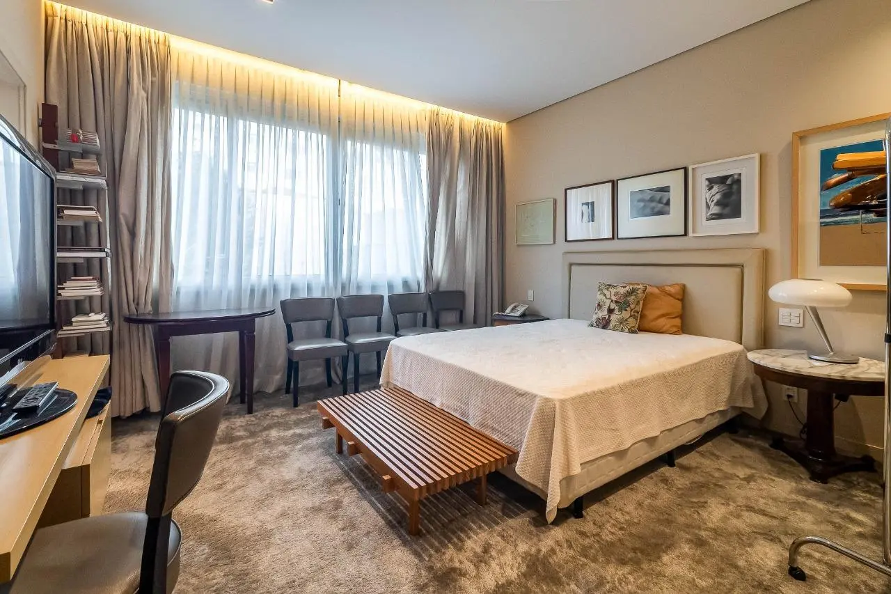 Apartamento modernista, com janelões, pé-direito alto e reforma recente, na parte baixa dos Jardins. – 22884