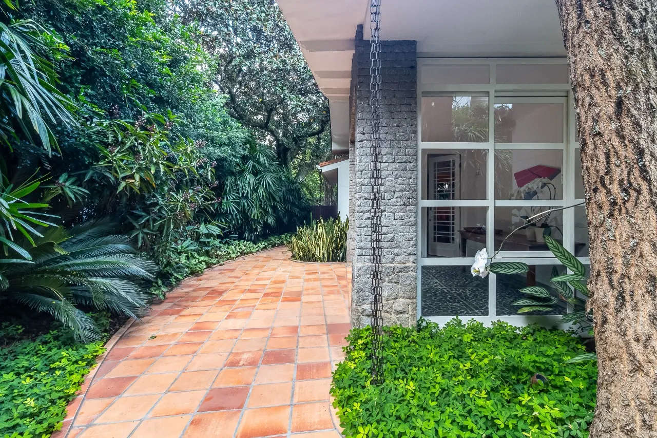 Casa térrea com jardim envolvente e atmosfera acolhedora em cada detalhe, na Vila Madalena. – 22886