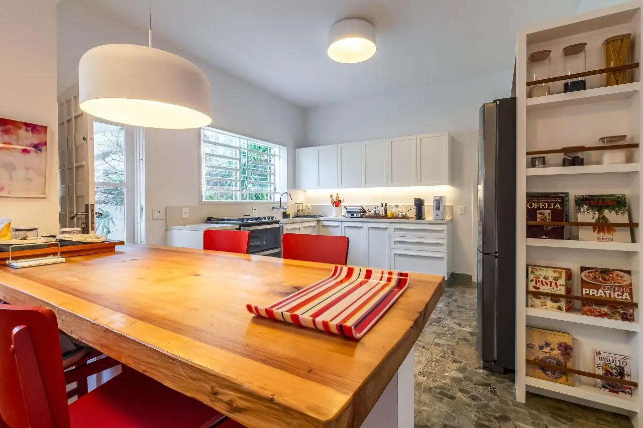 Casa térrea com jardim envolvente e atmosfera acolhedora em cada detalhe, na Vila Madalena. – 22886