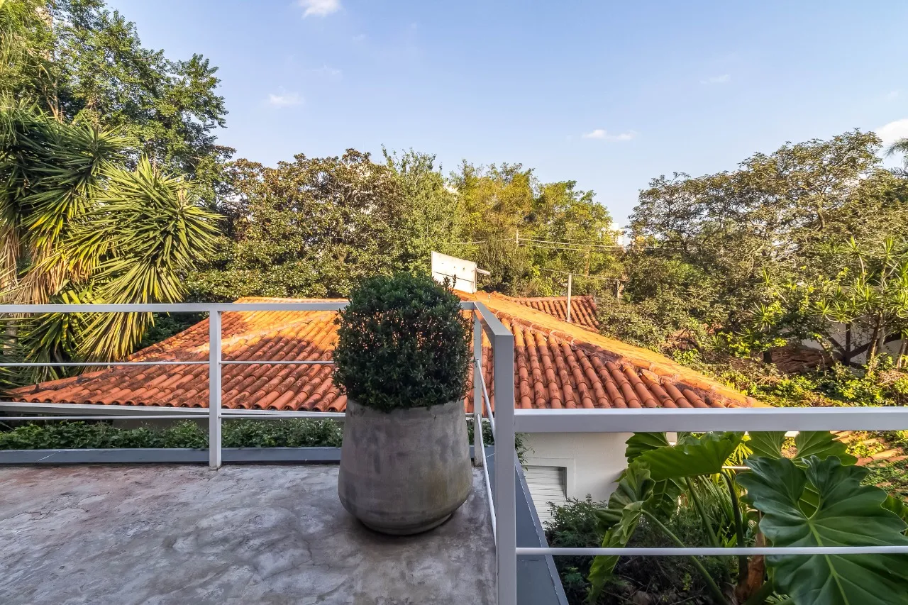 Casa térrea com jardim envolvente e atmosfera acolhedora em cada detalhe, na Vila Madalena. – 22886