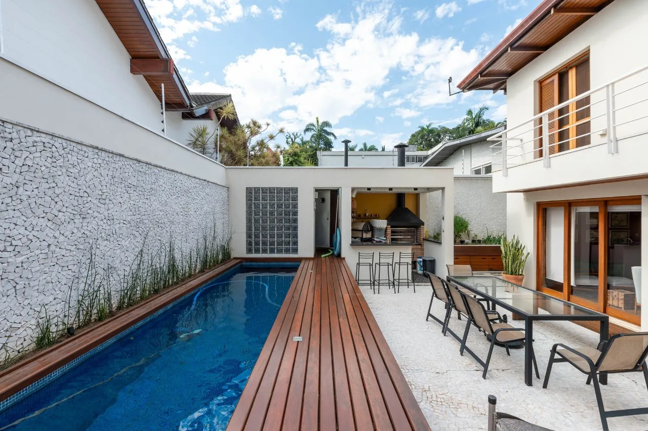 Casa com ambientes integrados e um jardim para viver ao ar livre no Morumbi. – 22891
