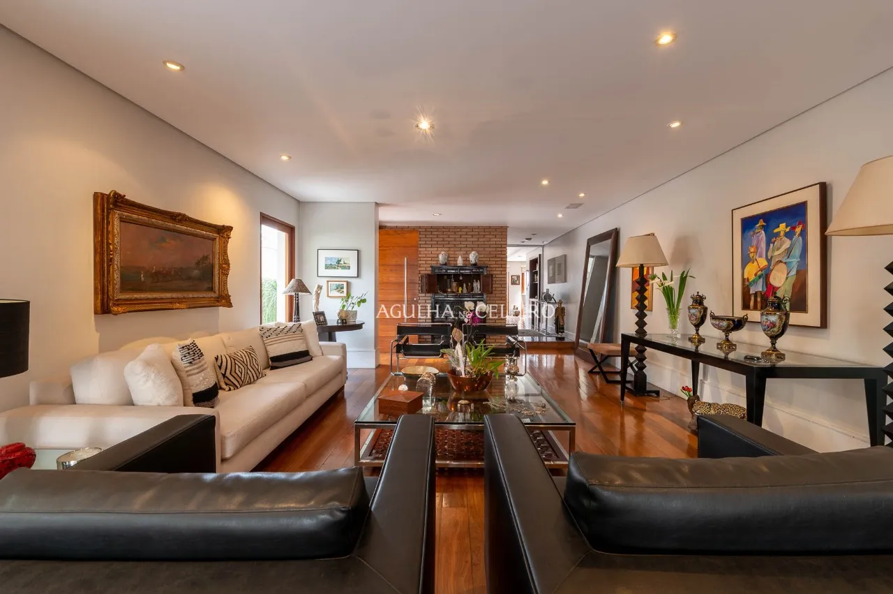 Casa com ambientes integrados e um jardim para viver ao ar livre no Morumbi. – 22891