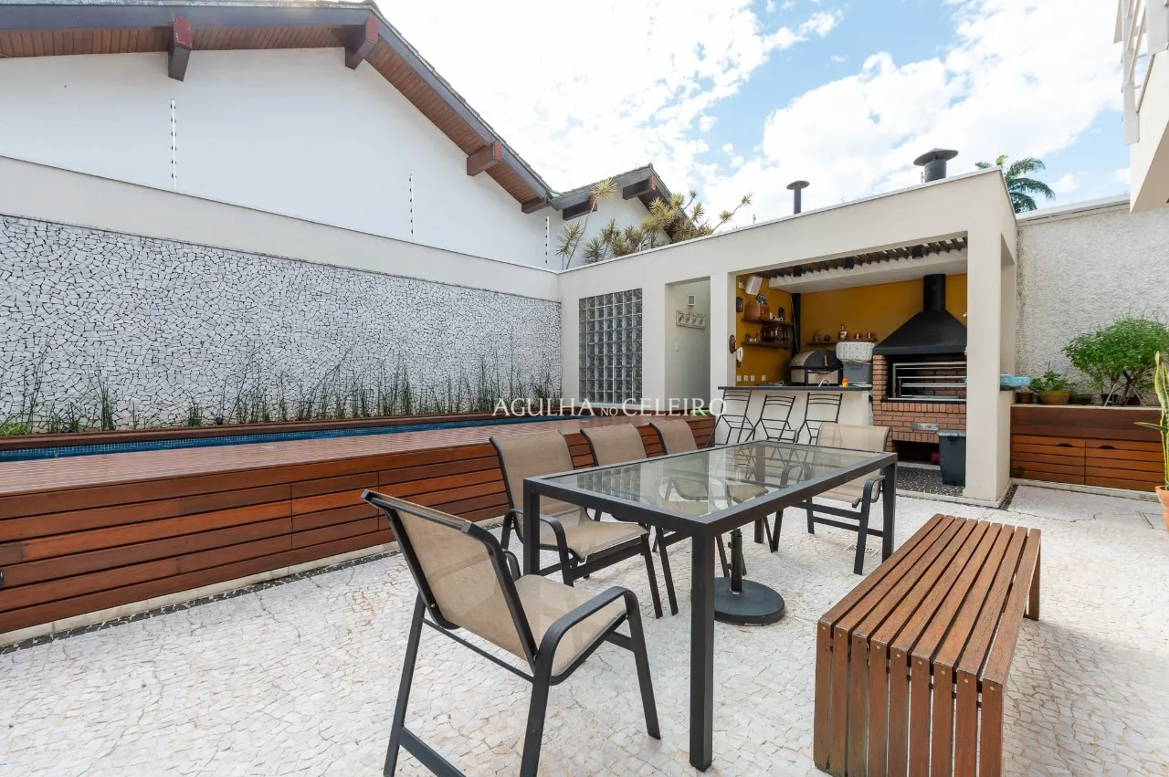 Casa com ambientes integrados e um jardim para viver ao ar livre no Morumbi. – 22891