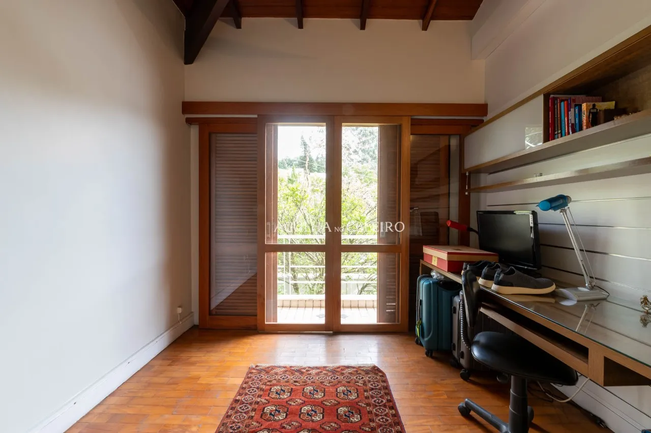 Casa com ambientes integrados e um jardim para viver ao ar livre no Morumbi. – 22891