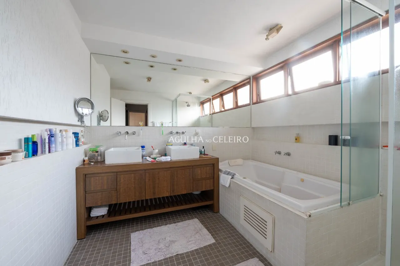 Casa com ambientes integrados e um jardim para viver ao ar livre no Morumbi. – 22891