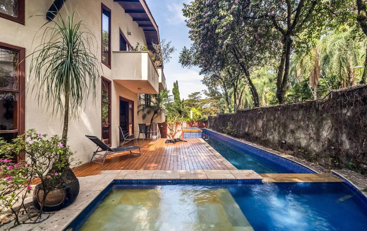 Casa para atualizar e criar novos capítulos em família, cercada pelo verde do Alto de Pinheiros. – 22892