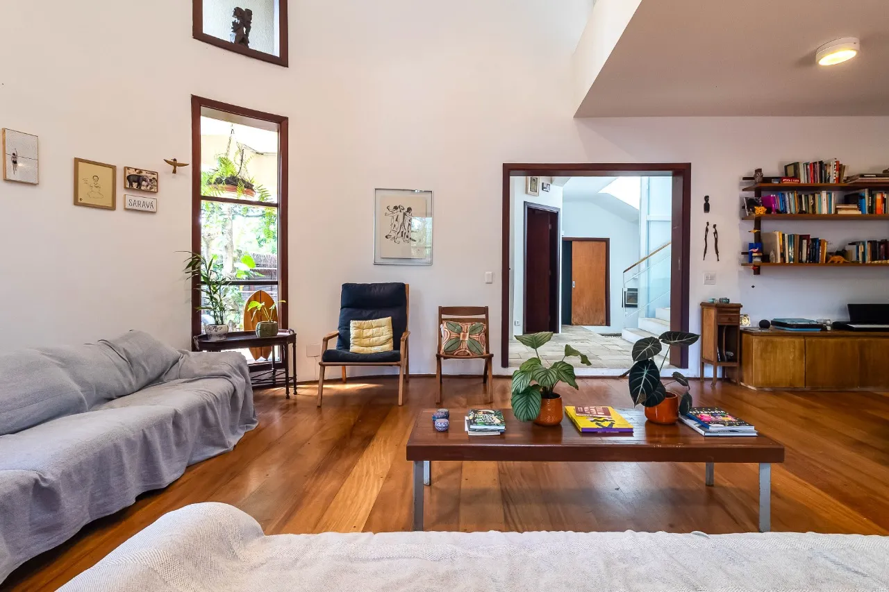 Casa para atualizar e criar novos capítulos em família, cercada pelo verde do Alto de Pinheiros. – 22892