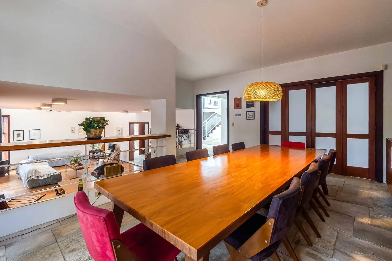 Casa para atualizar e criar novos capítulos em família, cercada pelo verde do Alto de Pinheiros. – 22892