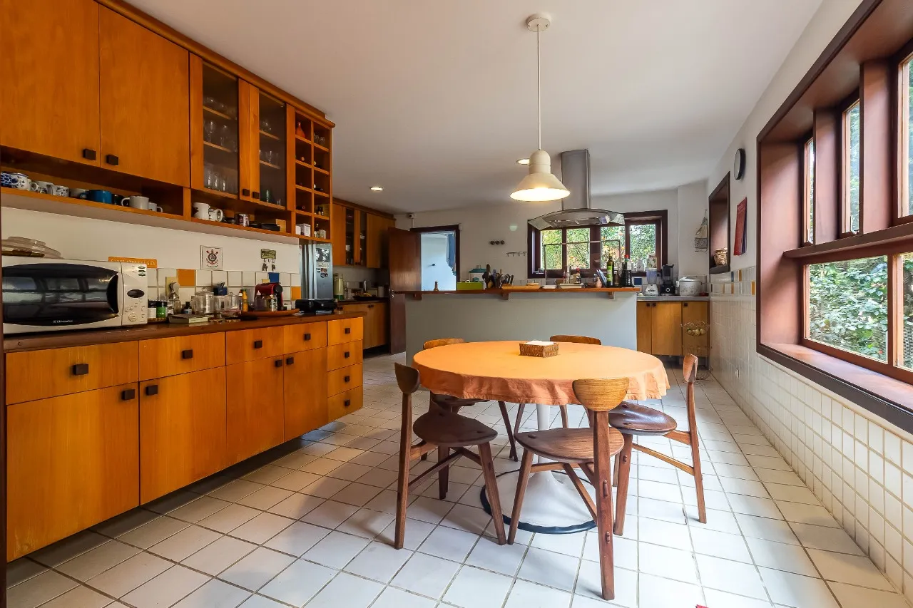 Casa para atualizar e criar novos capítulos em família, cercada pelo verde do Alto de Pinheiros. – 22892