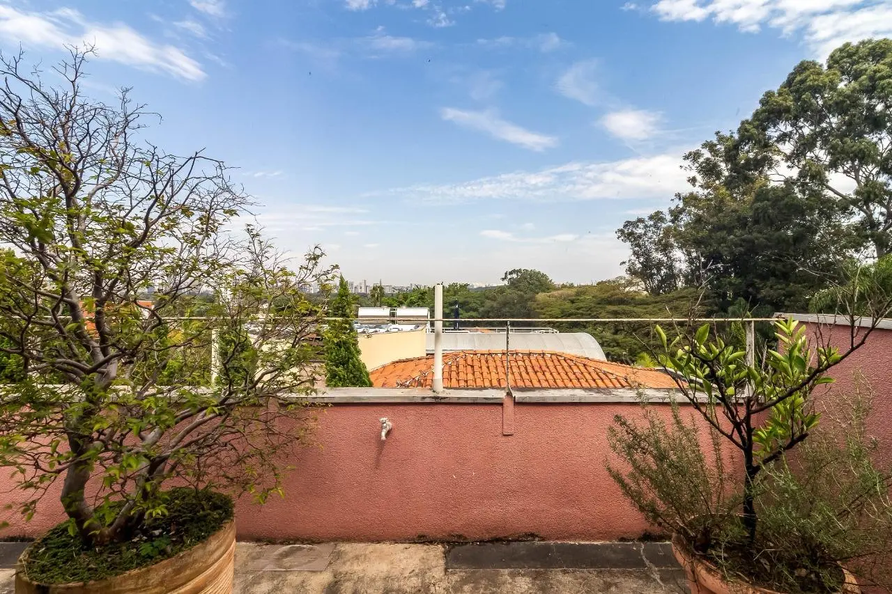 Casa para atualizar e criar novos capítulos em família, cercada pelo verde do Alto de Pinheiros. – 22892
