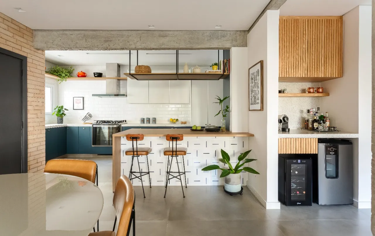 Apartamento com jeito de casa, janelão e varanda para receber os amigos e viver bem em Pinheiros. – 22893