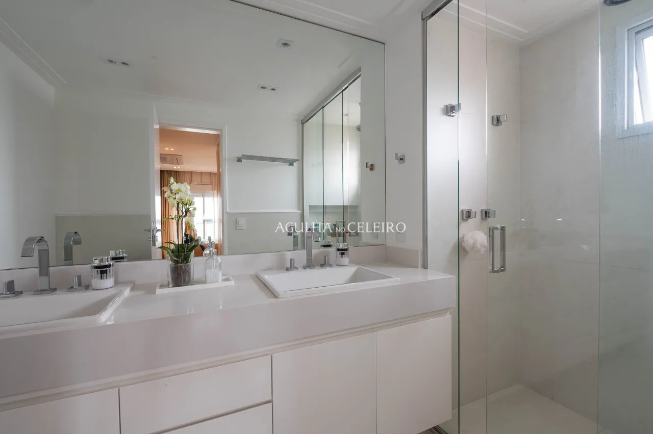 Apartamento reformado com vista livre no Campo Belo – 22899