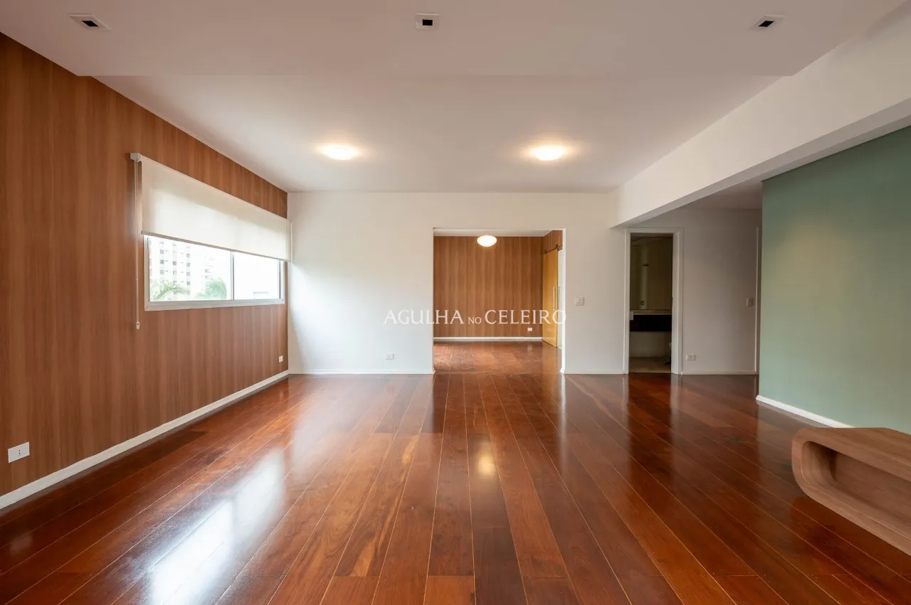 Apartamento reformado à venda em Moema. – 22917