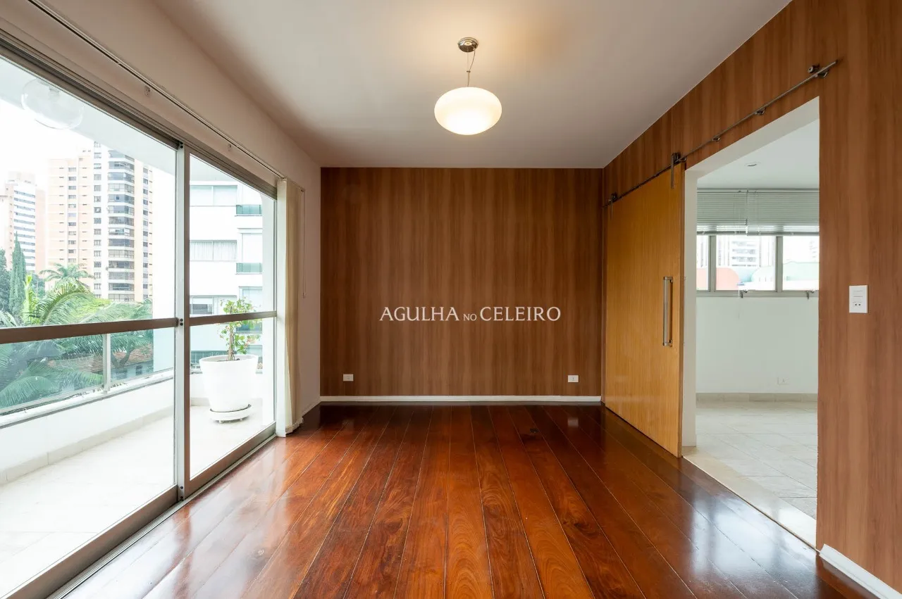 Apartamento reformado à venda em Moema. – 22917