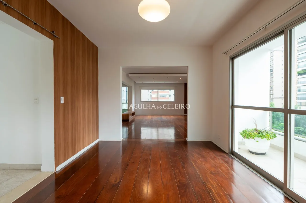Apartamento reformado à venda em Moema. – 22917