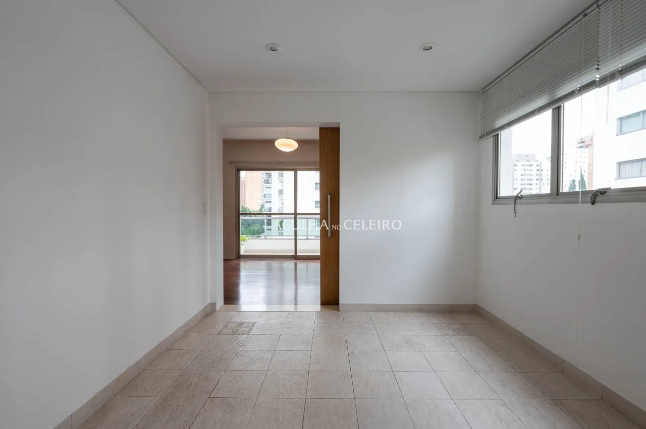 Apartamento reformado à venda em Moema. – 22917