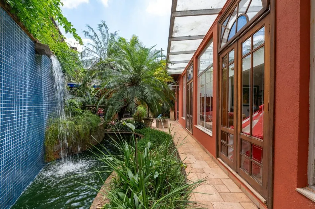 Casa com ambientes integrados e jardim em rua fechada em Pinheiros – 22970