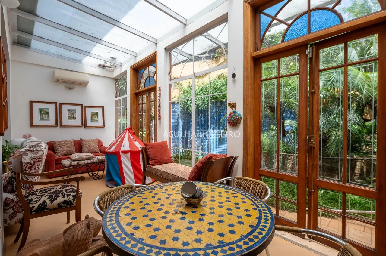 Casa com ambientes integrados e jardim em rua fechada em Pinheiros – 22970