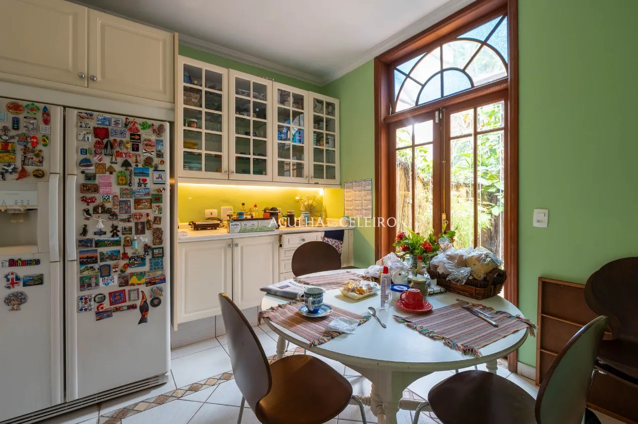 Casa com ambientes integrados e jardim em rua fechada em Pinheiros – 22970