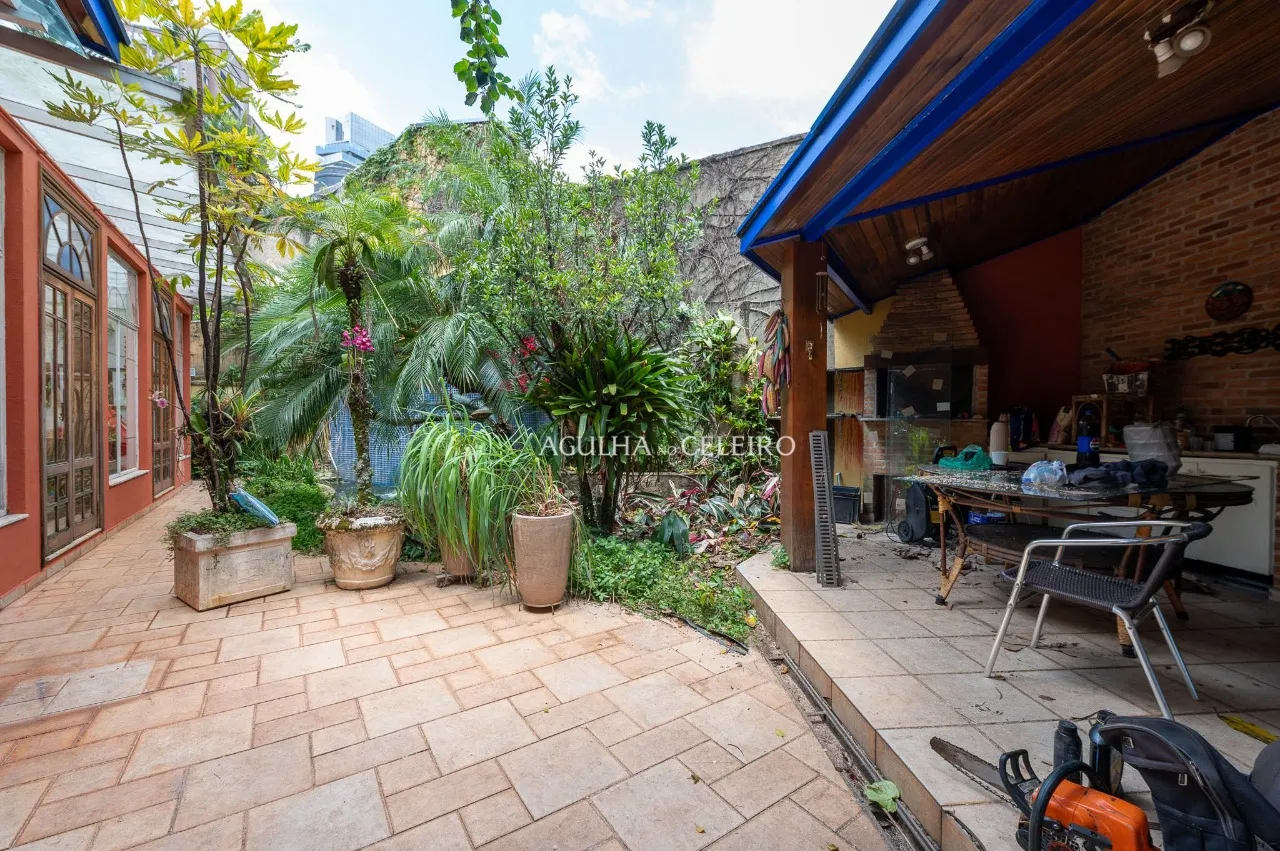 Casa com ambientes integrados e jardim em rua fechada em Pinheiros – 22970