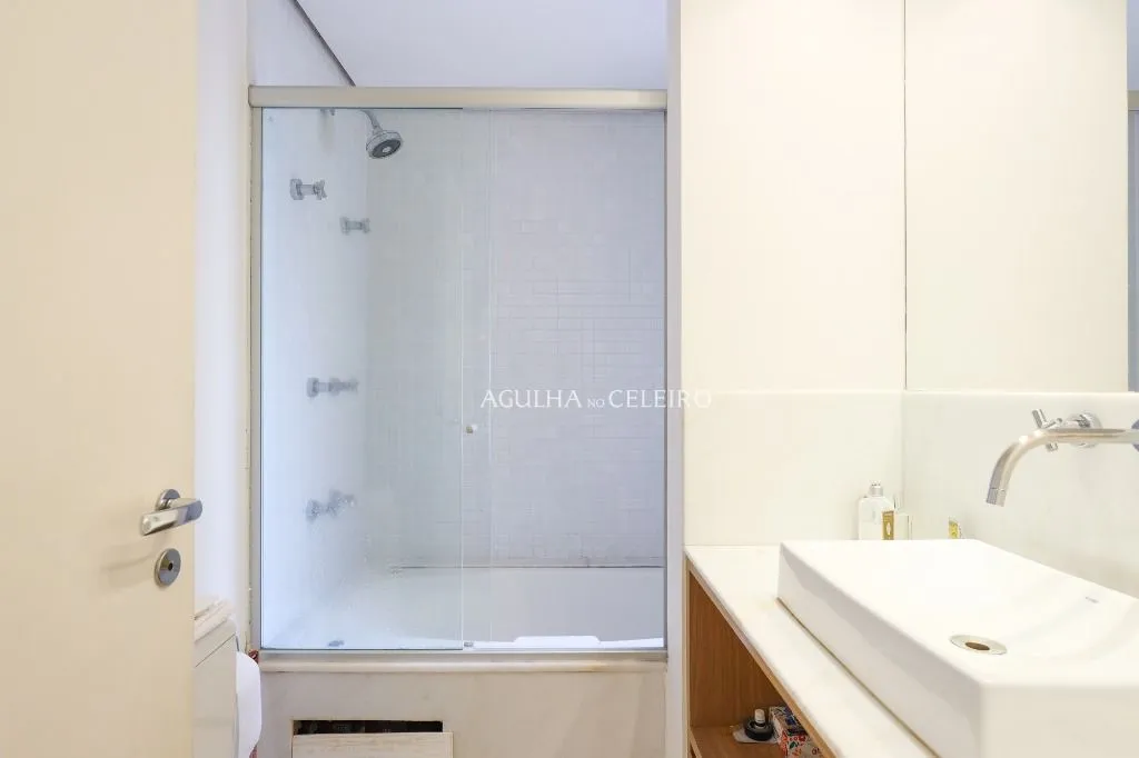 Apartamento em prédio moderno à venda no Itaim Bibi. – AP8378