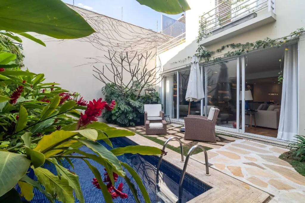 Casa reformada, ampla e com um charme aconchegante, com quintal e piscina, no Jardim Paulistano. – CA0099